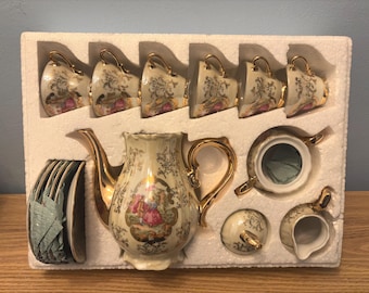 Vintage Brand New 17-teiliges Porzellan Kaffee & Tee Set | "Vergoldetes ""Liebespaar"" Szene | Lusterware Oberfläche | Mid-Century Espresso Service