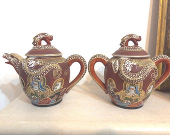 Servizio da tè vintage Dragonware Moriage / Lucky China • Teiera e zuccheriera con drago in smalto a rilievo in stile Satsuma • Decorazione da collezione ispirata all'arte mitologica asiatica