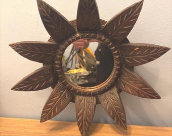 Handsnidad vintagespegel i trä i solsken | Rustik bohemisk väggkonst | Mitten av århundradet