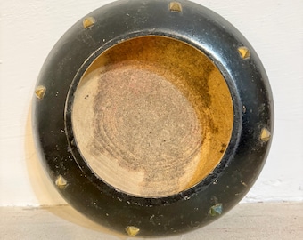 Cuenco antiguo de madera ebonizada al estilo indio / Plato de limosnas antiguo con tachuelas de latón