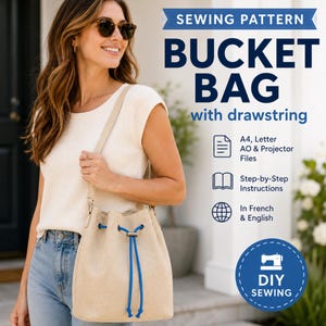 Pode incluir: Uma bolsa tipo saco bege com um fecho de cordão azul brilhante. O texto na imagem diz: SEWING PATTERN BUCKET BAG with drawstring, A4, Letter AO & Projector Files, Step-by-Step Instructions, In French & English, DIY SEWING.