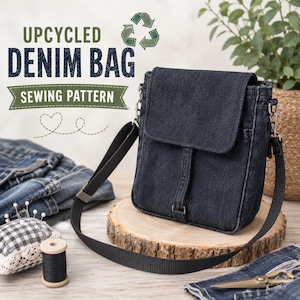 Peut inclure: Un sac bandoulière en jean bleu foncé avec une fermeture à rabat et une sangle noire réglable. Le texte indique UPCYCLED DENIM BAG SEWING PATTERN. Le sac est présenté avec des accessoires de couture, dont un pelote, du fil et des ciseaux.