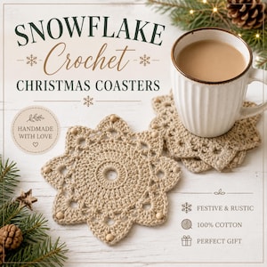 Könnte beinhalten: Beigefarbene Häkeluntersetzer in Schneeflockenform mit kleinen Holzperlen an den Spitzen. Der Text lautet SNOWFLAKE Crochet CHRISTMAS COASTERS, HANDMADE WITH LOVE, FESTIVE & RUSTIC, 100% COTTON und PERFECT GIFT. Eine weiße Tasse steht auf einem Stapel.