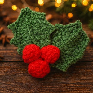 Può includere: Primo piano di foglie di agrifoglio all'uncinetto fatte a mano con tre bacche rosse. Le foglie sono di un verde intenso, e le bacche di un rosso vivo. L'agrifoglio è posto su uno sfondo di legno rustico, evocando un'atmosfera festosa.