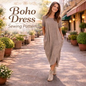 Puede incluir: Una mujer con un vestido bohemio color taupe con bolsillos, caminando por un camino empedrado. El vestido tiene mangas cortas y una abertura lateral. El texto "Boho Dress Sewing Pattern" se muestra en la parte superior de la imagen.