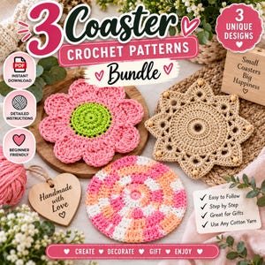 Puede incluir: Un paquete digital de 3 patrones de ganchillo para posavasos que incluye una flor rosa, un posavasos beige en forma de estrella con cuentas de madera y un posavasos redondo a cuadros rosas, naranjas y blancos. Texto: 3 Coaster Crochet Patterns Bundle.