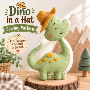 Peut inclure: Une peluche dinosaure en feutrine portant un chapeau beige, avec une peau vert clair, un ventre blanc et des taches jaunes. Le texte indique : Dino in a Hat Sewing Pattern, PDF Pattern + Tutorial in English. Le dinosaure est sur un socle en bois.