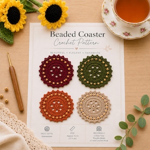 Könnte beinhalten: Ein Häkelmuster für Perlenuntersetzer. Das Bild zeigt vier Untersetzer in Rot, Grün, Orange und Beige, jeweils mit einem Perlenrand. Der Text auf dem Muster lautet "Beaded Coaster Crochet Pattern". Die Untersetzer haben einen Durchmesser von etwa 11,5 cm.
