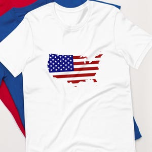 T-shirt patriotique de carte du drapeau des États-Unis pour la célébration du 4 juillet avec des étoiles et des rayures du drapeau américain à l'intérieur de la silhouette des États-Unis