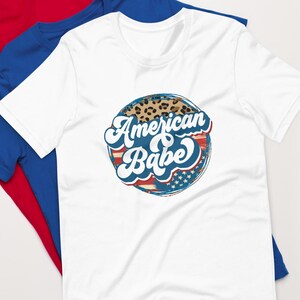 アメリカンベイビーのヒョウ柄USA Tシャツ - 愛国的なレトロな独立記念日シャツ - 夏休みにぴったりのキュートなカントリーガールグラフィックTシャツ