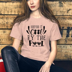 Keeping It Cool By The Pool Graphic Tee - Lustiges Ananas-Sommer-Shirt für Vibes am Pool & entspannte Strandtage