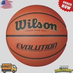Puede incluir: Un balón de baloncesto naranja Wilson Evolution para juegos en interiores. La pelota tiene líneas negras y la palabra "Wilson" en letras negras grandes. La palabra "Evolution" también está impresa en la pelota.