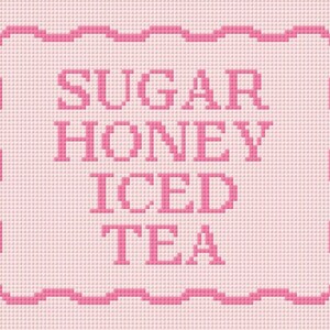 Puede incluir: Un diseño de punto de cruz rosa con las palabras "SUGAR HONEY ICED TEA" en una fuente rosa audaz. El texto está centrado dentro de un borde rosa festoneado, sobre un fondo rosa claro, creando una estética encantadora y artesanal.