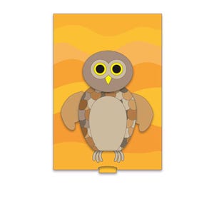 Puede incluir: Ilustración de un búho caprichoso en una tarjeta rectangular. El búho tiene una cabeza marrón con grandes ojos amarillos, un cuerpo beige y alas marrones y beige. El fondo es un degradado de naranja y amarillo.