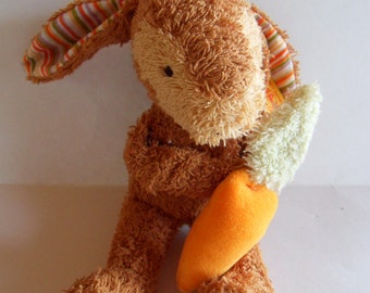 Steiff rabbit, bunny, w. carrot, button and flag, made in Germany 685