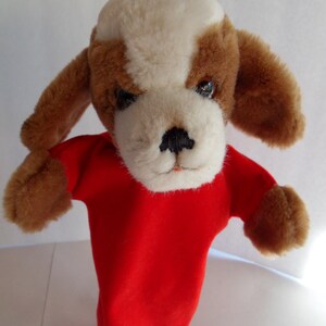 Steiff handpuppet dog  with button flag EAN 6457/27 made in Germany 1321