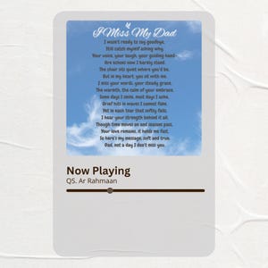 Könnte beinhalten: Ein blauer und weißer digitaler Musikplayer mit einem Gedicht über das Vermissen eines Vaters. Der Text lautet "I Miss My Dad" und enthält ein Gedicht über Trauer und Verlust. Der Player zeigt "Now Playing" mit dem Künstler "QS. Ar Rahmaan" an.