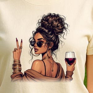 Mujer atrevida con copa de vino PNG / Signo de la paz, chica de cabello rizado Clipart / Descarga digital: Gráfico de mujer afro latina para camisetas, tazas y más