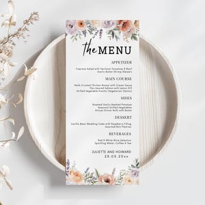 Può includere: Un biglietto del menu di nozze con decorazioni floreali. Il biglietto del menu presenta un elenco di portate, tra cui antipasti, piatti principali, contorni, dessert e bevande. Il biglietto è decorato con fiori ad acquerello nei toni del pesca, lavanda e verde.