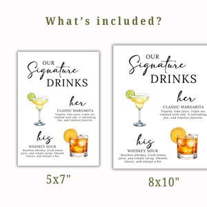 K&ouml;nnte beinhalten: Zwei wei&szlig;e Schilder mit dem Text "Our Signature Drinks" und Illustrationen von Cocktails. Ein Schild ist 12,7 x 17,8 cm gro&szlig;, das andere 20,3 x 25,4 cm. Die Schilder enthalten Cocktailrezepte f&uuml;r eine klassische Margarita und Whiskey Sour.