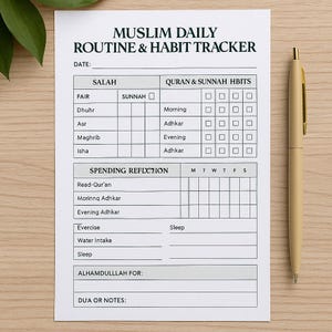 Puede incluir: Un papel blanco titulado "MUSLIM DAILY ROUTINE & HABIT TRACKER" con secciones para Salah, Hábitos del Corán y la Sunna, y Reflexión sobre gastos. Un bolígrafo dorado descansa sobre una superficie de madera.