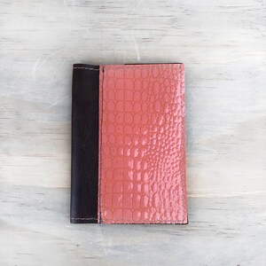 Carteira de couro feita à mão com porta-passaporte, coral, pêssego, crocodilo, mogno, couro envernizado