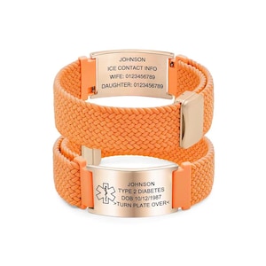 Puede incluir: Dos pulseras de alerta médica naranjas. La pulsera superior tiene el nombre "JOHNSON" e información de contacto. La pulsera inferior tiene el nombre "JOHNSON", información médica y el texto "TURN PLATE OVER".