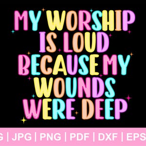 以下が含まれることがあります： 黒い背景に、カラフルなバブル文字で「MY WORSHIP IS LOUD BECAUSE MY WOUNDS WERE DEEP」と書かれています。テキストは濃い色で縁取られ、星のアクセントが付いています。