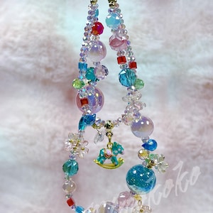 Correa de cuentas para teléfono: Charm de caballo de carrusel kawaii, accesorio artesanal de Fairycore para teléfonos, llaves y carteras. Elegante y moderno.