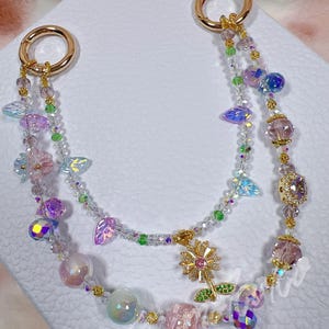 Correa de cuentas para teléfono: dije de flores kawaii, accesorio artesanal de estilo Fairycore para teléfonos, llaves y billeteras. Elegante y moderno.