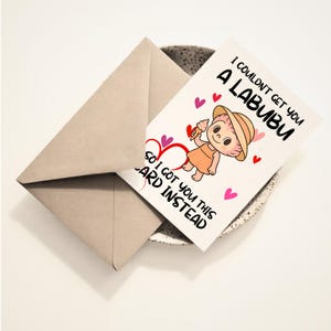 Carte d’Anniversaire Drôle Labubu – Carte Kawaii A6 – Idée Cadeau Originale pour Fans de Jouets & Collectionneuses.