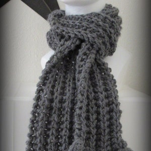 HAND KNIT SCARF - Gray ruffle