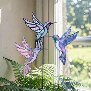 Puede incluir: Un letrero de madera rústica con la frase "Welcome to our home" en letras blancas. El letrero presenta un acabado envejecido y un diseño sencillo y acogedor.