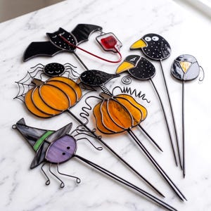 Juego de estacas para plantas de Halloween con diseño de vidrieras, decoración espeluznante para macetas de interior, estacas para macetas con forma de calabaza, murciélago, cuervo y araña, regalo gótico para plantas de interior.