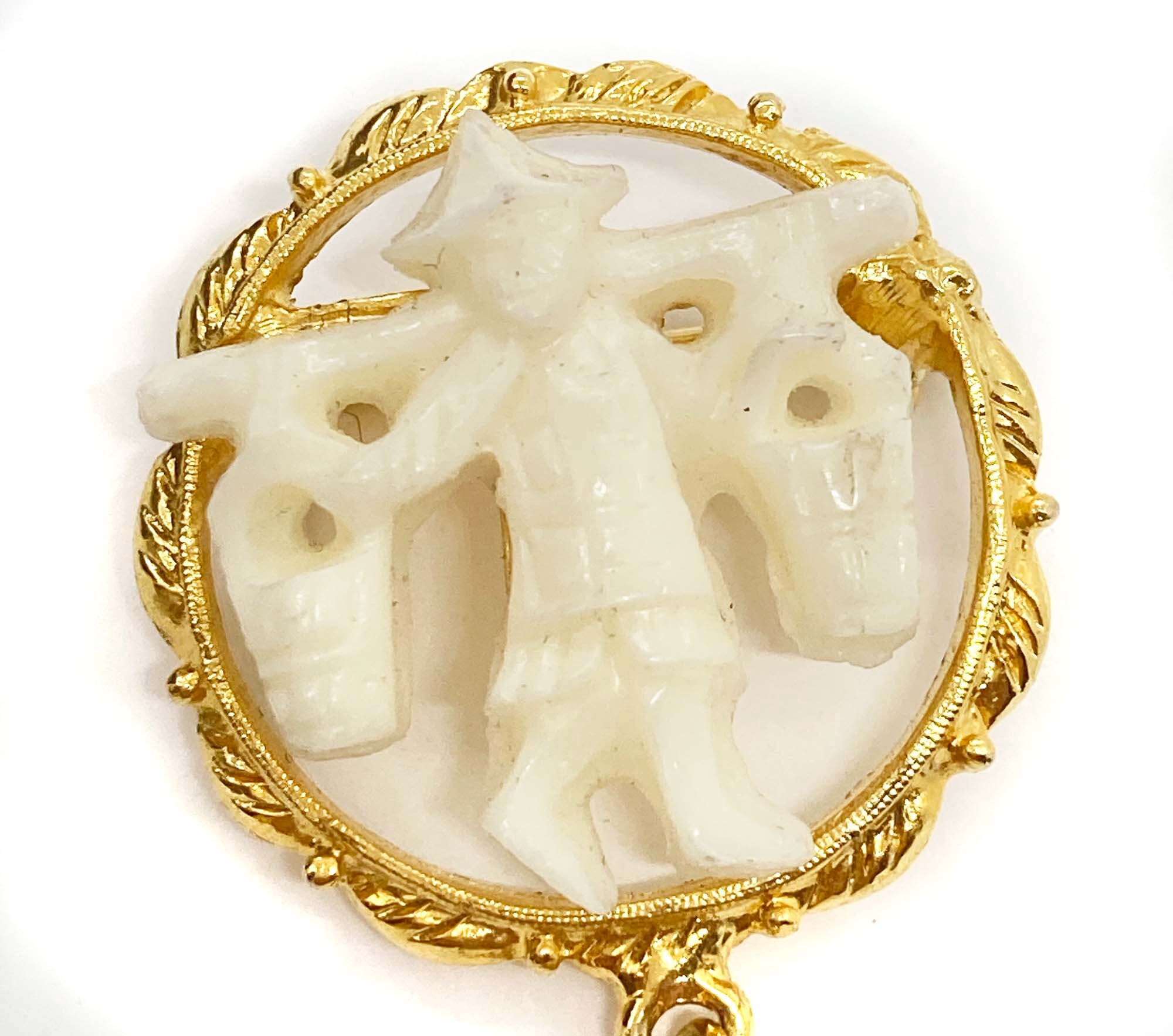 Broche Ancienne Métal Doré - Motif Chinois Porteur D'eau - Vintage Années 1930/1950