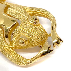 Broche grenouille dorée texturée et brillante TRIFARI vintage image 9