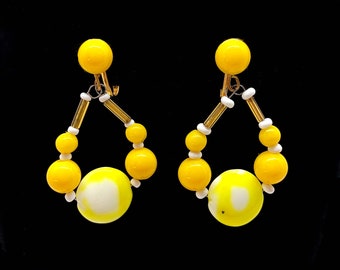 Boucles d'oreilles pendantes ou pendantes clip-on vintage jaune et blanc en verre et plastique, perles de rocaille et perles tubulaires