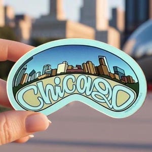 Op de afbeelding: Een blauwe en witte sticker met een fisheye-weergave van de skyline van Chicago en het woord "Chicago" in een gestileerd lettertype.