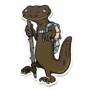 Peut inclure: Un autocollant découpé représentant un lézard brun debout, tenant un bâton de marche en bois. Le lézard porte un sac à dos bleu clair et beige avec des sangles. Le texte Sprouted Scribbles est imprimé en petites lettres sur la queue du lézard.