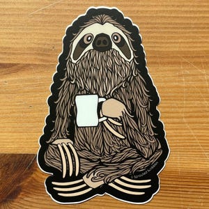 Puede incluir: Una pegatina de perezoso marr&oacute;n y negro con una taza de caf&eacute; blanca en la mano. El perezoso est&aacute; sentado en una pose relajada con las piernas cruzadas. La pegatina tiene el texto "Sprouted Scribbles" en la esquina inferior derecha.