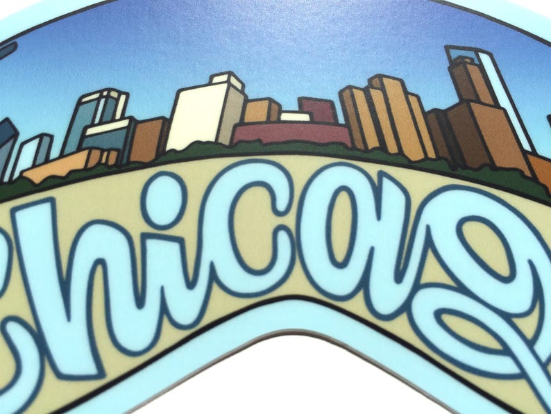 Op de afbeelding: Een blauwe en witte sticker met een gestileerde afbeelding van de skyline van Chicago en het woord "Chicago" in een blauw lettertype.