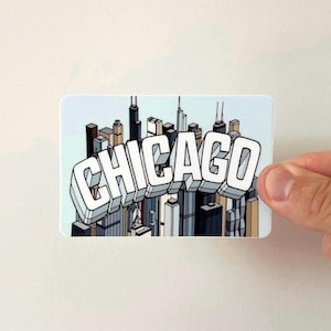 Peut inclure: Un autocollant rectangulaire présentant une illustration stylisée de la ligne d'horizon de Chicago dans des tons de bleu, gris et beige. Le mot CHICAGO est imprimé en grandes lettres capitales blanches en 3D au centre des bâtiments.