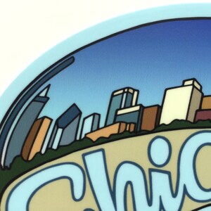 Op de afbeelding: Een blauwe en witte sticker met een gestileerde afbeelding van de skyline van Chicago en het woord "Chicago" in een blauw lettertype.