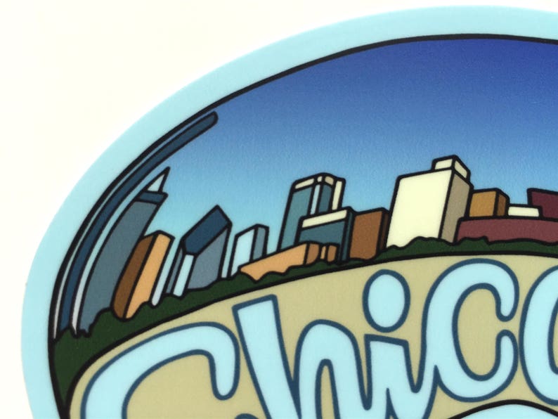 Op de afbeelding: Een blauwe en witte sticker met een gestileerde afbeelding van de skyline van Chicago en het woord "Chicago" in een blauw lettertype.