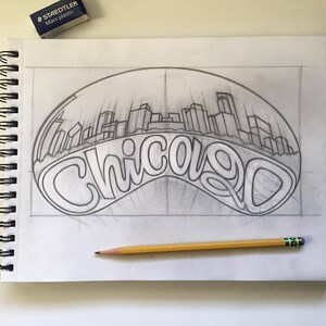 Op de afbeelding: Een potloodschets van de skyline van Chicago in een bubbel met het woord "Chicago" geschreven in een gestileerd lettertype.