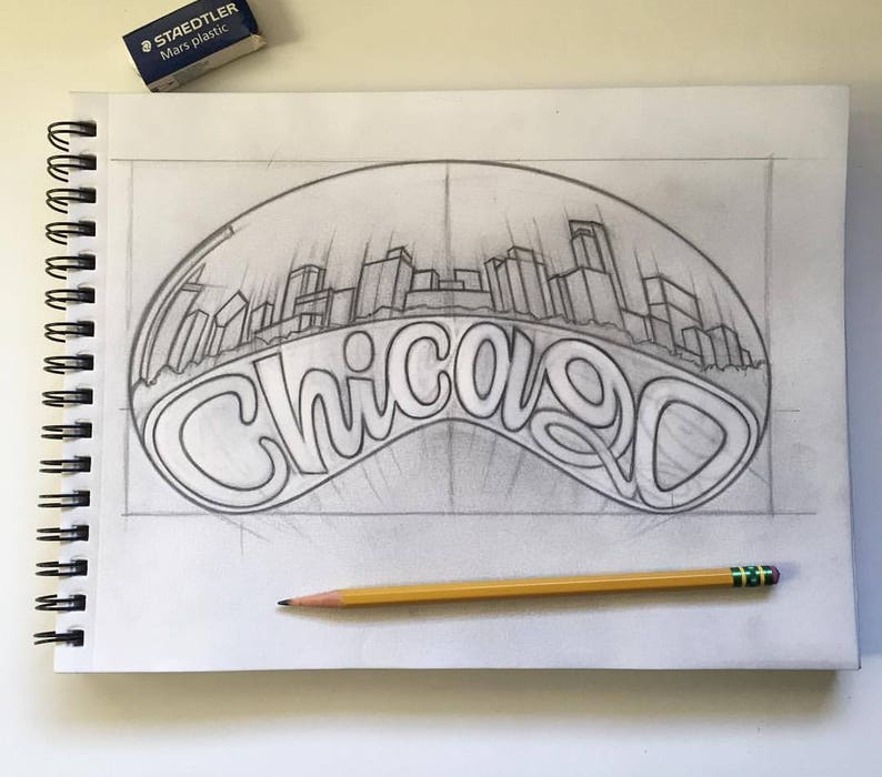 Op de afbeelding: Een potloodschets van de skyline van Chicago in een bubbel met het woord "Chicago" geschreven in een gestileerd lettertype.