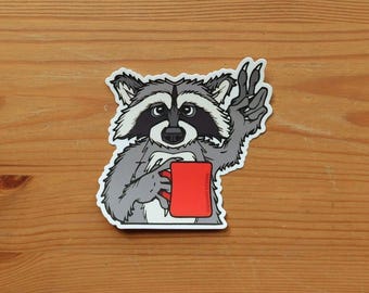 Pegatina de mapache de café / Símbolo de la paz con taza roja / Vinilo resistente a la intemperie