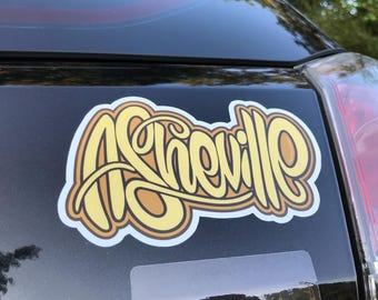 Asheville-bokstäverklistermärke | Handritad design | Väderbeständig vinyl | Längd 10 cm