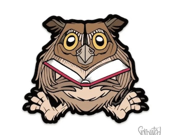 Puede incluir: Una ilustración de dibujos animados de un búho marrón con ojos grandes leyendo un libro rojo. El búho está sentado en sus ancas con las piernas extendidas. La cabeza del búho está cubierta por el libro, y su pico es visible.