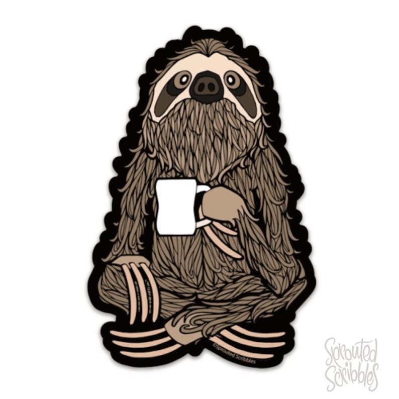 Puede incluir: Una pegatina de perezoso marr&oacute;n y beige con un dise&ntilde;o detallado e intrincado. El perezoso est&aacute; sentado en una pose relajada con una taza blanca en la mano. La pegatina tiene un contorno negro y el texto "Sproutted Scribbles" es visible en la esquina inferior derecha.